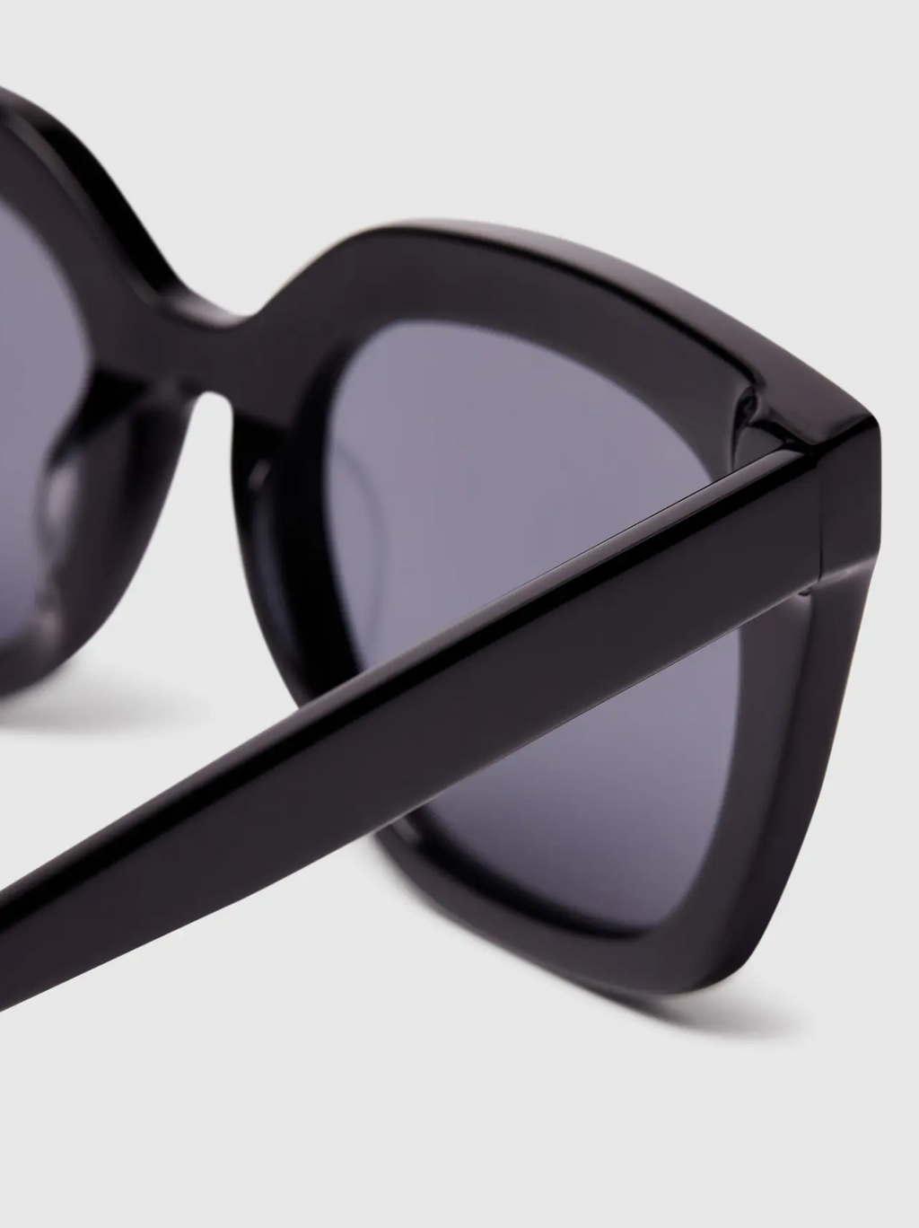 Naomi Zonnebril Zwart