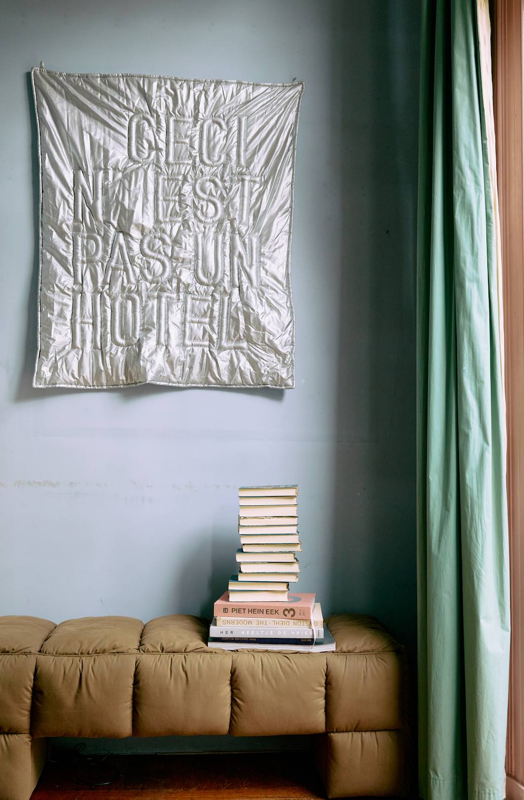 Ceci n'est pas un hôtel Wall Art