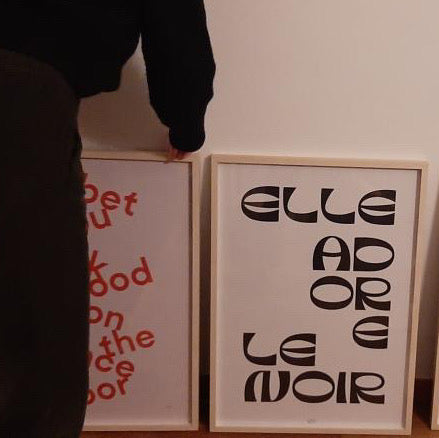 Elle adore le noir Poster B2